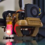 Prozess des Extrudierens von Thermoplasten mit modernen Maschinen und Geräten.