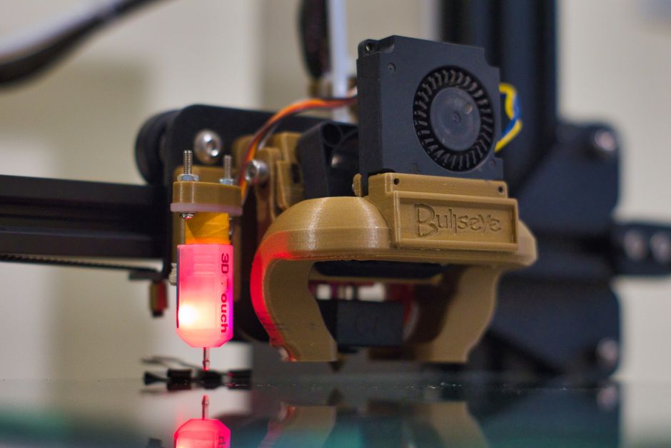 Prozess des Extrudierens von Thermoplasten mit modernen Maschinen und Geräten.